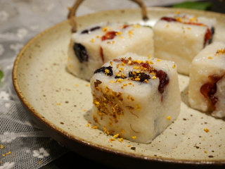 4、蔓越莓糯米糕,一盘清凉爽口，酸算甜甜的蔓越莓糯米糕就做好了，喜欢吃糖的小伙伴还可以在表面撒上白糖，那种甜甜的滋味一下醉了心头