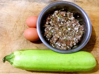 1、角瓜鲜肉蒸蛋,准备原材料角瓜、鸡蛋、煨制入味的鲜肉馅备用（肉馅用一品鲜酱油、糖、蚝油、味精、葱、姜煨制）