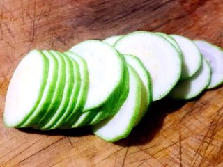 2、角瓜鲜肉蒸蛋,角瓜洗净切成0.5厘米厚度的薄片