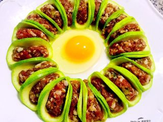5、角瓜鲜肉蒸蛋,中间打入一个鸡蛋