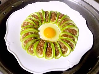 6、角瓜鲜肉蒸蛋,蒸锅烧开水放入角瓜鲜肉蛋大火蒸10分钟