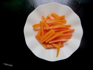 2、干锅时蔬,胡萝卜去皮切成条