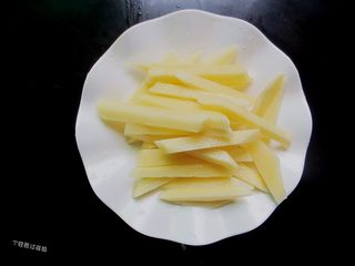 3、干锅时蔬,土豆去皮切成条，放入水里洗掉淀粉