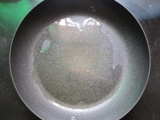 4、干锅时蔬,炒锅上火，锅热后倒入适量的油
