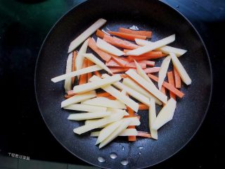 5、干锅时蔬,油热后下入土豆条、或萝卜煸炒