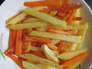 6、干锅时蔬,煸炒至土豆微金黄色，捞出沥油备用