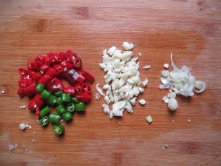 7、干锅时蔬,准备蒜末、花椒，辣椒圈、葱沫、姜末