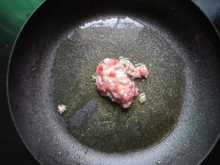 8、干锅时蔬,锅里留适量的底油，放入肉沫煸炒香