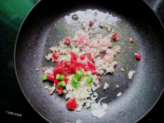 9、干锅时蔬,下入蒜末、花椒，辣椒圈、葱沫、姜末炒出香味；