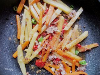 10、干锅时蔬,下入土豆条胡萝卜煸炒片刻；调入适量生抽，适量的盐、糖、味精翻炒均匀