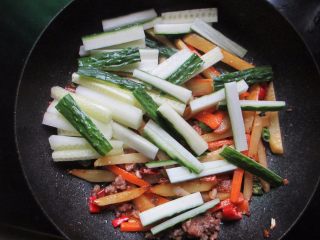 11、干锅时蔬,最后放入黄瓜随便一炒就好，黄瓜脆脆的很好吃的