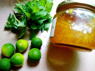 1、青柠薄荷蜂蜜茶#有个故事#,准备食材