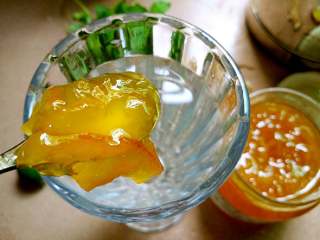 2、青柠薄荷蜂蜜茶#有个故事#,杯子里倒入适量水，加入2勺蜂蜜柚子茶搅拌均匀