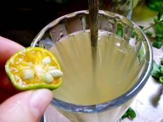 3、青柠薄荷蜂蜜茶#有个故事#,青柠和薄荷洗净，青柠一个一切为二，将汁挤入