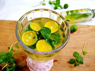 4、青柠薄荷蜂蜜茶#有个故事#,再降另一个青柠切几小片和薄荷一起放入即可