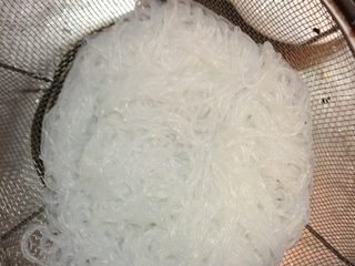 1、黄瓜粉丝凉菜,先将粉丝煮熟 水开后2分钟左右就可以了