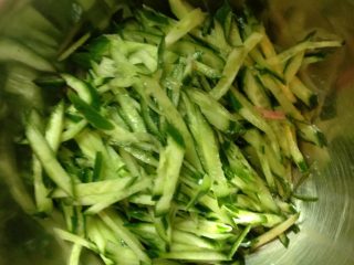 2、黄瓜粉丝凉菜,黄瓜切丝