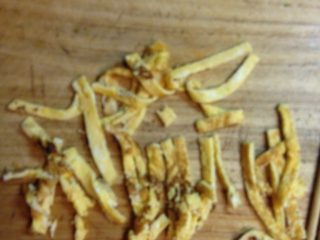 3、黄瓜粉丝凉菜,锅中放少许油 把鸡蛋打散 摊成蛋皮 切丝