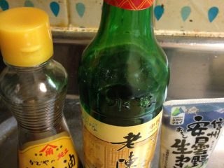 5、黄瓜粉丝凉菜,放下所有调料