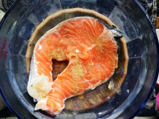 3、三文鱼饭卷&西洋参鸡汤,中午出门前将三文鱼用胡椒、料酒、盐腌制，入冰箱冷藏。