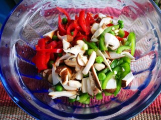 6、三文鱼饭卷&西洋参鸡汤,炖鸡汤的同时做炒饭卷饼，将蔬菜切丝。