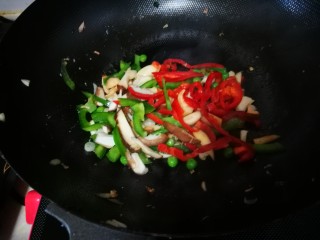 8、三文鱼饭卷&西洋参鸡汤,葱头姜蒜爆香，加入青椒香菇香菇豌豆翻炒，加豆芽让饭卷口感更好。