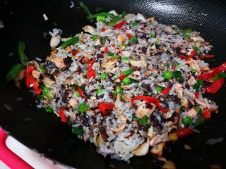 9、三文鱼饭卷&西洋参鸡汤,加入双色米饭、煎好的三文鱼、番茄酱、料酒、盐、葱花，关火，倒入牛奶，撒上罗勒叶和奶酪。