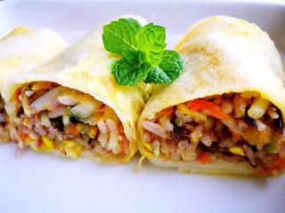 11、三文鱼饭卷&西洋参鸡汤,将鸡蛋饼铺在寿司帘上，将炒饭扣在鸡蛋饼上，撒上罗勒叶和奶酪，用手压实米饭，卷起，切段。