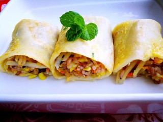 12、三文鱼饭卷&西洋参鸡汤,摆盘。小贴士~用蛋皮卷的时候，力度要适中，尽可能卷得紧一些，又不可用力过大而卷破。