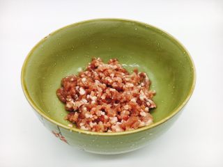 1、#咸味#  地方特色海鲜汤小云吞 ,买来的现成的绞肉馅