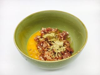 2、#咸味#  地方特色海鲜汤小云吞 ,放入一个鸡蛋，少许白胡椒粉、姜粉，1小勺盐，朝一个方向搅拌均匀，搅至粘稠。