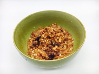 3、#咸味#  地方特色海鲜汤小云吞 ,放入美极鲜酱油2小勺，搅拌至肉馅吸收，再放入半小勺的老抽，搅拌至肉馅吸收。