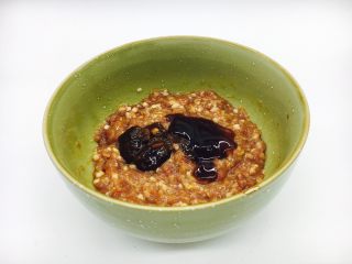 4、#咸味#  地方特色海鲜汤小云吞 ,放入1小勺黄豆酱和蚝油，继续朝一个方向搅拌，搅拌至肉馅吸收。