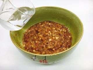 5、#咸味#  地方特色海鲜汤小云吞 ,分三次，每次放入10左右的水，朝一个方向搅至肉馅完全吸收水。