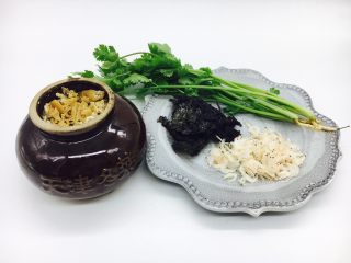 7、#咸味#  地方特色海鲜汤小云吞 ,准备辅助食材：天津冬菜，紫菜，小虾皮，香菜。