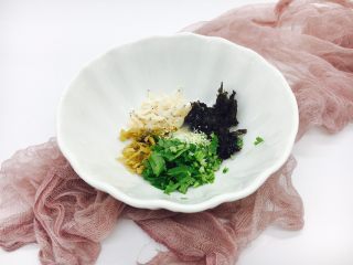 8、#咸味#  地方特色海鲜汤小云吞 ,把紫菜，香菜，小虾皮，冬菜放在汤碗里，再倒入1小勺的香油，放入少许白胡椒，鸡精，盐。