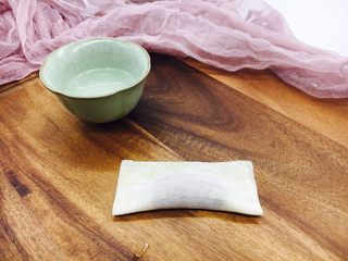 11、#咸味#  地方特色海鲜汤小云吞 ,按照图里的样子，把云吞皮对折。