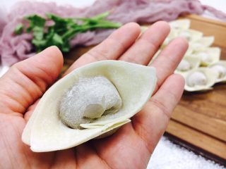 13、#咸味#  地方特色海鲜汤小云吞 ,包好的小云吞，小肚子胖嘟嘟的。