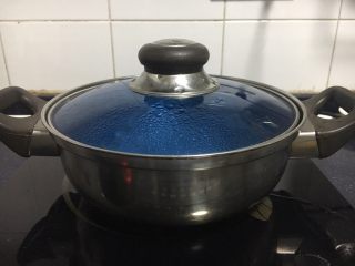 14、#咸味#  地方特色海鲜汤小云吞 ,锅里放适量的水，把水煮开。