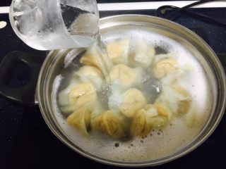 16、#咸味#  地方特色海鲜汤小云吞 ,当水开了后，倒入少许的凉水，盖上锅盖，这样反复三次，小云吞漂起来就熟了。