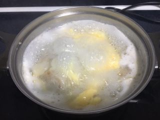 18、#咸味#  地方特色海鲜汤小云吞 ,鸡蛋液形成鸡蛋花后关火。