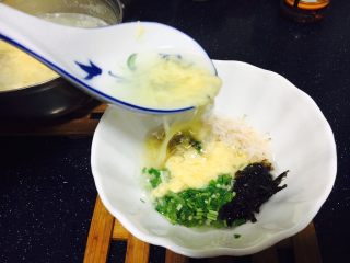 19、#咸味#  地方特色海鲜汤小云吞 ,往步骤图8的汤碗里倒入小云吞汤，用汤勺搅动一下碗里的汤，香菜、紫菜、小虾皮被滚汤烫熟，最后盛入小云吞即可。