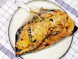 1、盐焗手撕鸡,鸡洗净晾干,用盐抹整个鸡包括鸡肚子里也抹。稍多点盐。把鸡放入袋子里,两三大勺酱油淋上整个鸡,撒上黑胡椒粉,姜切薄片放入,葱切段加入,再加些水