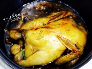 4、盐焗手撕鸡,十分钟后电饭煲自动跳到保温档,将鸡翻面,倒一些腌制的汁进去,继续按下煮饭档,再跳到保温档,不要打开锅盖,继续保温5分钟即可。如果还不行,再来