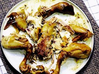 5、盐焗手撕鸡,大卸八块 ~~~~好嫩好嫩,1岁半的宝宝就能嚼得动 ~