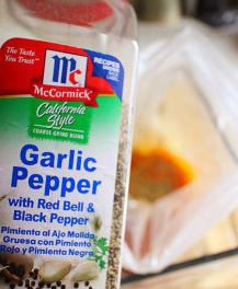 3、水牛城辣鸡翅,袋子里继续加入大蒜胡椒粉