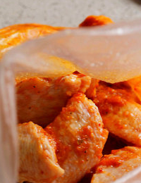 5、水牛城辣鸡翅,所有材料混和,隔着塑料袋揉匀