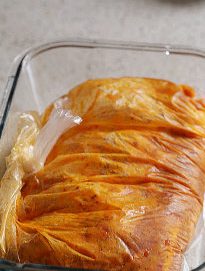 7、水牛城辣鸡翅,烤焙前,鸡翅于冰箱中取出,倒入玉米淀粉并隔着袋子将调料揉匀