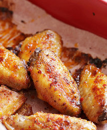 9、水牛城辣鸡翅,入已预热好的上火180度C/下火200度C,烤焙约40分钟.期間須將烤翅翻面.完成后取出即可食用