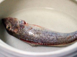 3、吃掉一朵花+萝卜丝柳叶包&清炖红蟹鱼汤,收拾干净后的红蟹鱼放入砂锅中、加入适量清水